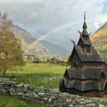 Stavkirke i dal med regnbue