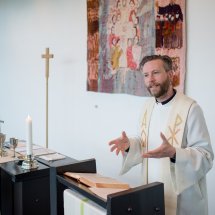 Prest i kapellet på MF