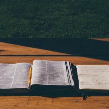 bibel og skrivebok på et skrivebord