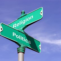 Gateskilt i kryss, religion og politikk