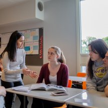 Lærer som interagerer med 3 studenter