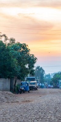 To menn går på gata i Addis Abeba