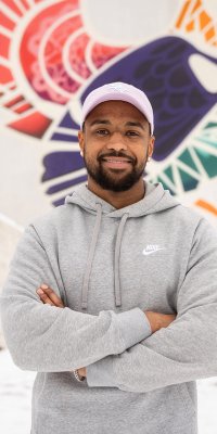 Marcus Sosseh utenfor Tiurleiken skole