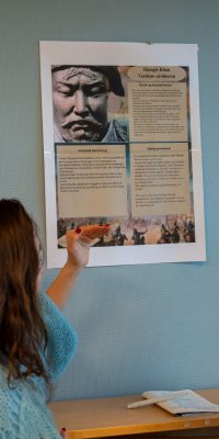 Student og foreleser ser på plakat på veggen